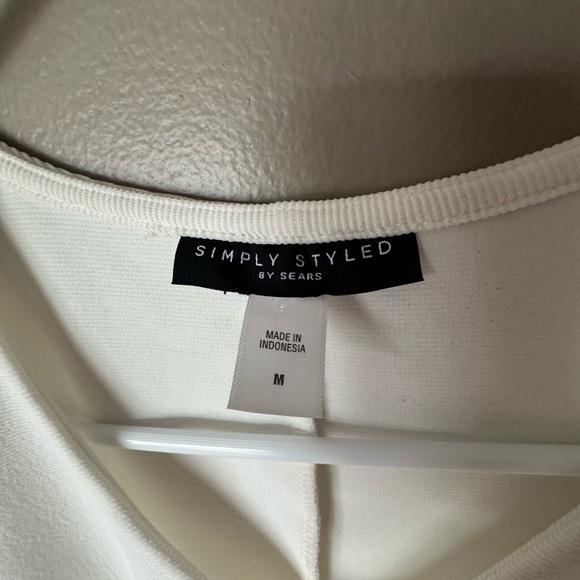 EUC NEW Simply Styled Cream Sleeveless Top Stretchy Ribbed V Neck Fitted Tank - Picture 4 of 9